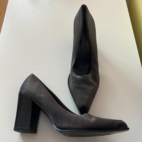 Donald J Pliner gold/ black shiny block heel pumps - Picture 1 of 7